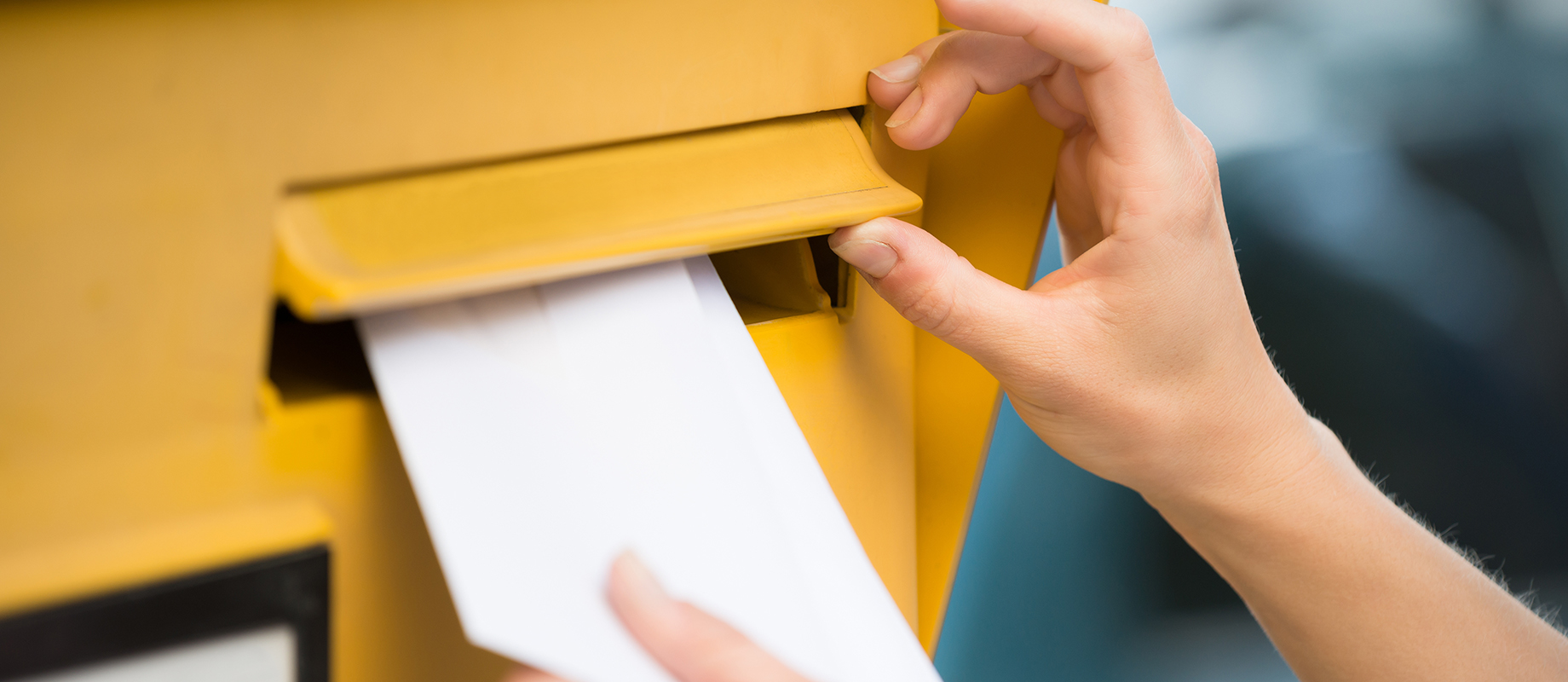 Option envoyé pour vous Une lettre est déposée dans une boîte aux lettres jaune