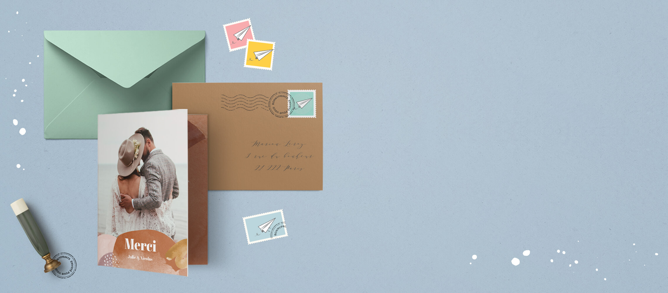 Envoyé pour vous Une carte avec une enveloppe kraft, une enveloppe verte et des timbres sur fonc bleu clair
